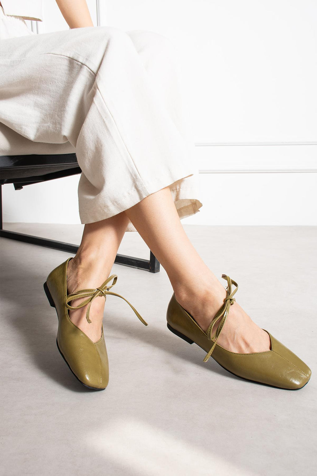 Despina Shoes Marlon Yeşil Suni Materyal Kadın Babet – model üzerinde görünüm 5