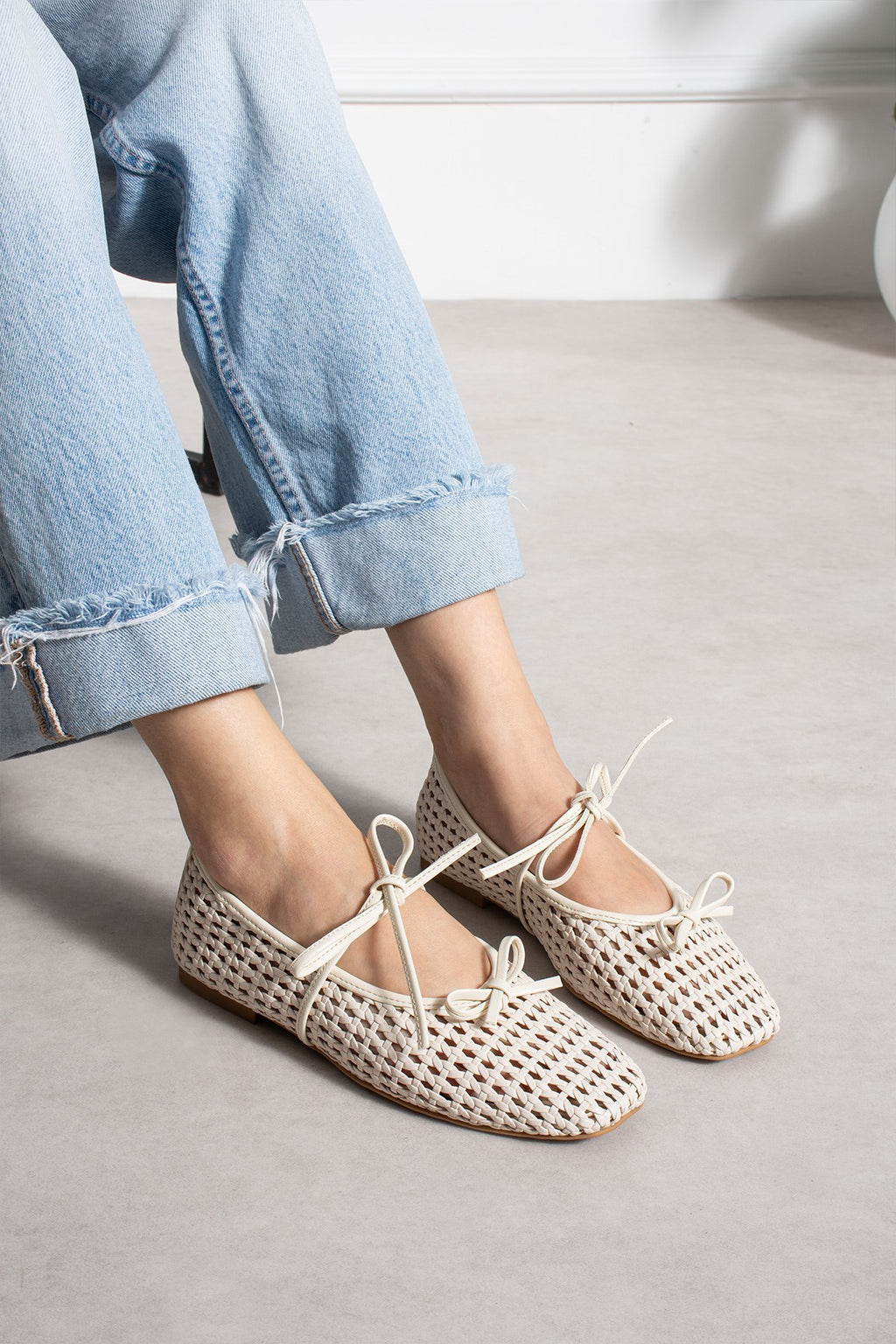 Despina Shoes Marta Bej Suni Deri Kadın Babet – model üzerinde görünüm 4
