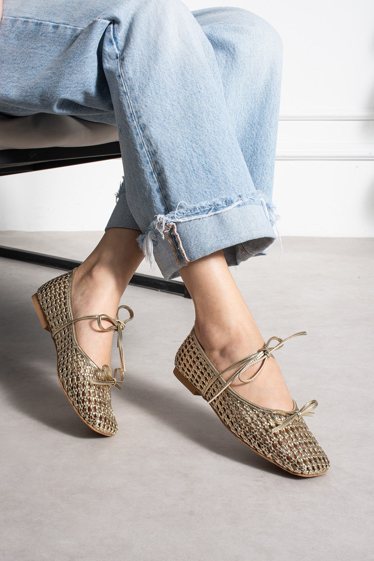 Despina Shoes Marta Gold Suni Deri Kadın Babet – model üzerinde görünüm 4