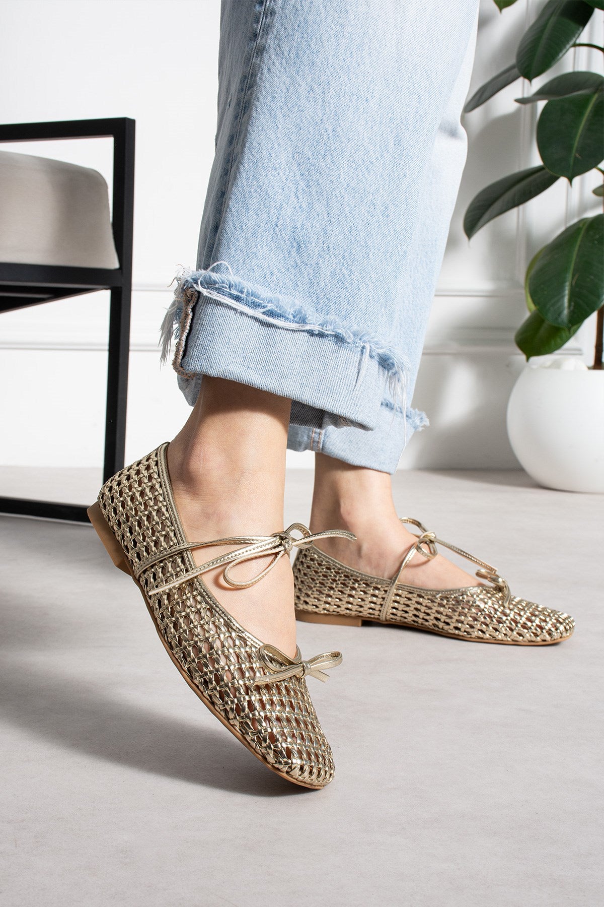 Despina Shoes Marta Gold Suni Deri Kadın Babet – model üzerinde görünüm 5