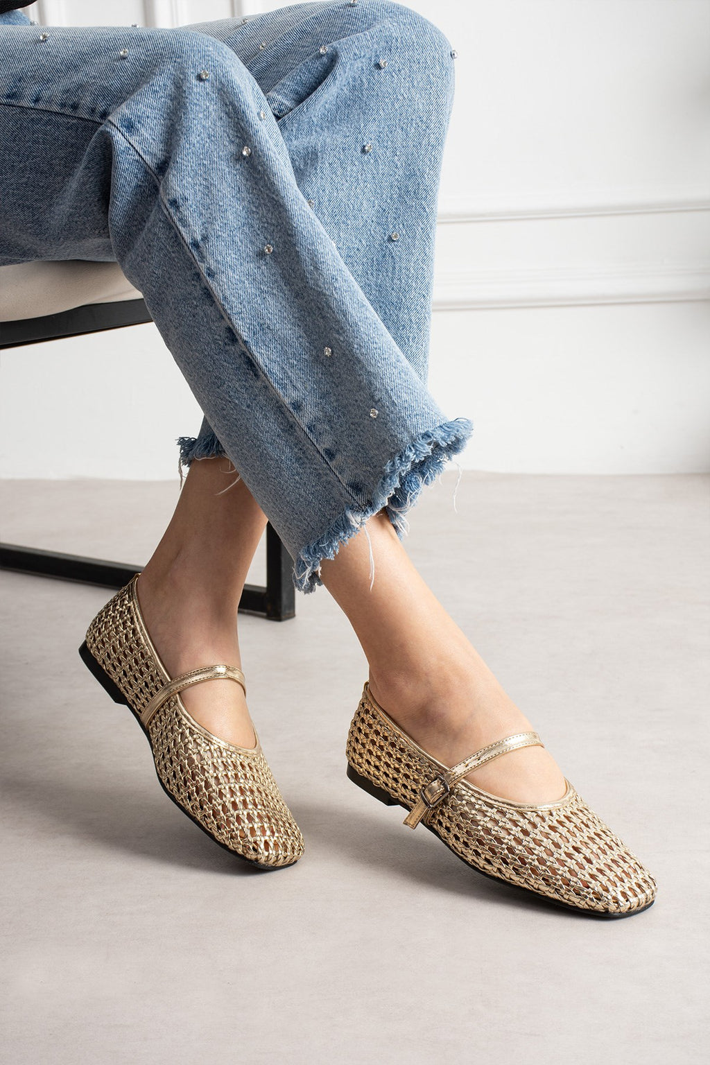 Despina Shoes Madsen Gold Suni Deri Kadın Babet – model üzerinde görünüm 4