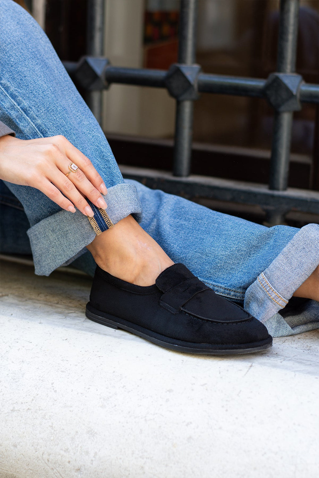 Despina Shoes Rina Siyah Süet Dokulu Kadın Loafer – model üzerinde görünüm 4