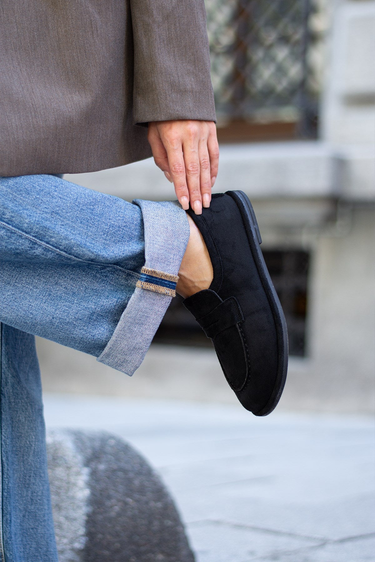 Despina Shoes Rina Siyah Süet Dokulu Kadın Loafer – model üzerinde görünüm 3