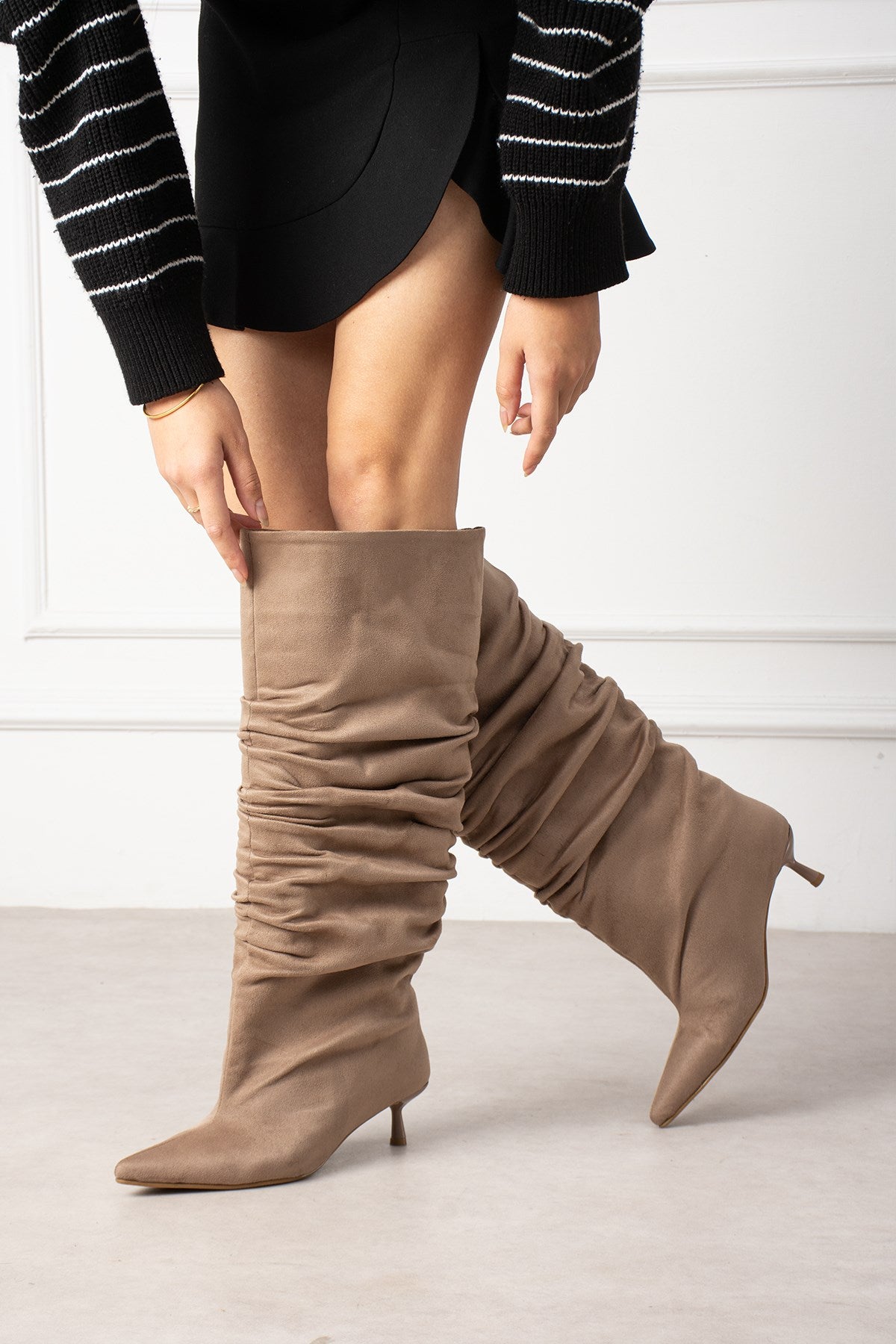 Despina Shoes Marco Bej Süet Dokulu XL Geniş Konç Kadın Çizme – model üzerinde görünüm 6