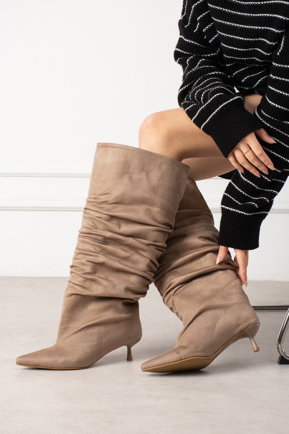 Despina Shoes Marco Bej Süet Dokulu XL Geniş Konç Kadın Çizme – model üzerinde görünüm 3