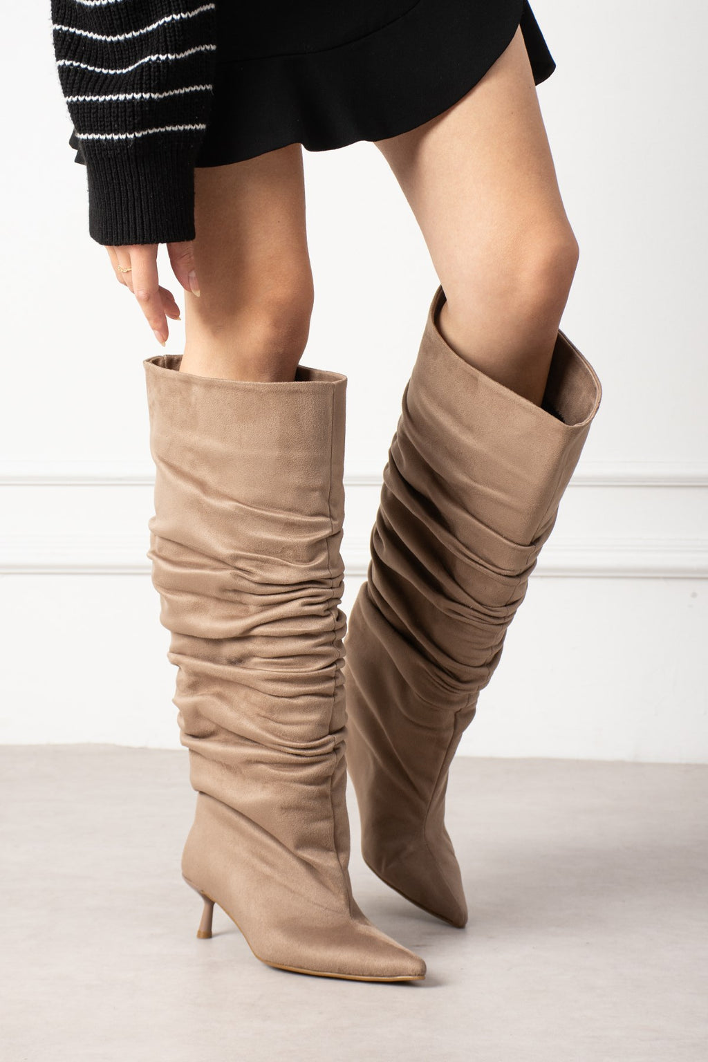 Despina Shoes Marco Bej Süet Dokulu XL Geniş Konç Kadın Çizme – model üzerinde görünüm 5